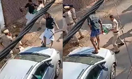 മന്ത്രിയുടെ കാറിന് മുകളിൽ ചാടിക്കയറി യൂത്ത് കോൺഗ്രസ് പ്രവർത്തകൻ; തുണിയുരിഞ്ഞ് പൊലീസ് VIDEO