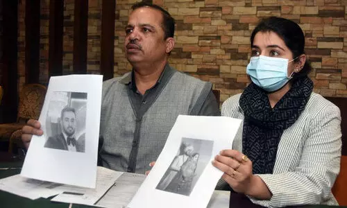 ‘വിവാഹത്തിന് നാലു കോടി ചെലവിട്ടു, മേഴ്സിഡസ് കാർ സമ്മാനമായി നൽകി...എന്നിട്ടും ഭർതൃവീട്ടുകാരുടെ ക്രൂരത’; വാർത്താസമ്മേളനം നടത്തി യുവതിയും പിതാവും