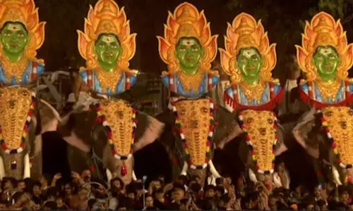 തൃശൂർ പൂരത്തിൽ ഹൈകോടതി; നടക്കുന്നത് കുടമാറ്റം തന്നെയോ? തൃശൂർ പൂരത്തിൽ ഹൈകോടതി; നടക്കുന്നത് കുടമാറ്റം തന്നെയോ?