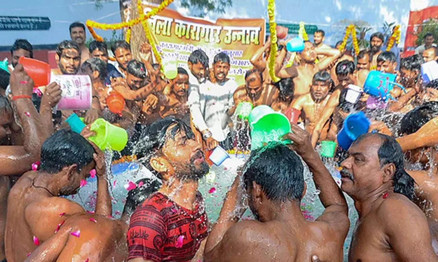 മഹാകുംഭത്തിലെ വെള്ളം ഉപയോഗിച്ച് ‘വിശുദ്ധ സ്നാനം’ നടത്തി ഛത്തീസ്ഗഢ് ജയിലുകളിലെ 18,000 തടവുകാർ