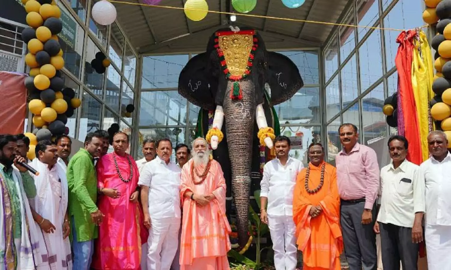 11 അടി ഉയരം, 15 ലക്ഷം രൂപ; യഥാർഥ ആനയെ വെല്ലുന്ന യന്ത്ര ആനയെ നടക്കിരുത്തി നടൻ സുനിൽ ഷെട്ടി