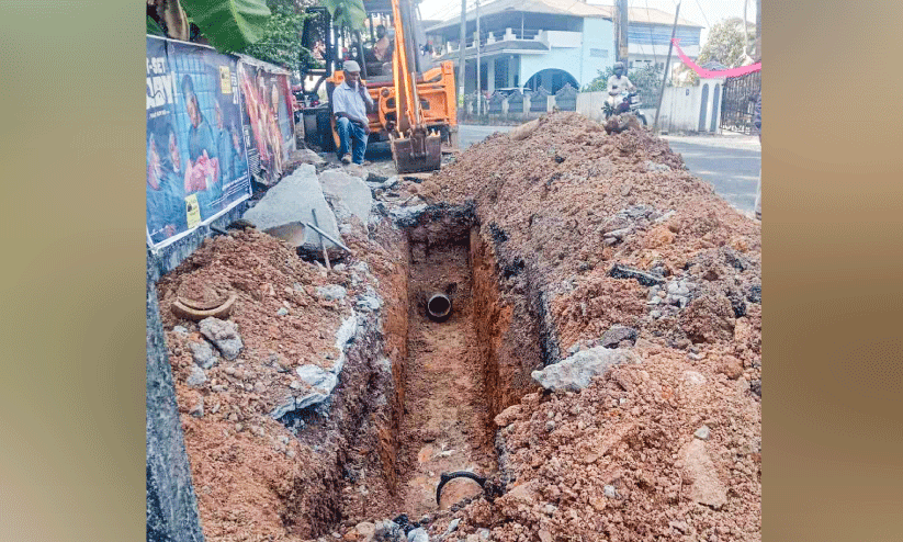 മൂവാറ്റുപുഴയിൽ പൈപ്പ് പൊട്ടി ജല വിതരണം മുടങ്ങിയിട്ട് മൂന്നു ദിവസം