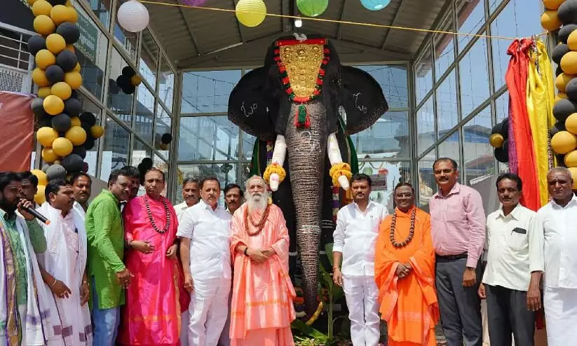 11 അടി ഉയരം, 15 ലക്ഷം രൂപ; യഥാർഥ ആനയെ വെല്ലുന്ന യന്ത്ര ആനയെ നടക്കിരുത്തി നടൻ സുനിൽ ഷെട്ടി