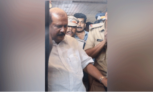 കീഴടങ്ങാൻ ജോർജിന്‍റെ നാടകീയ നീക്കം, മാധ്യമങ്ങളോട്​ ‘കലിപ്പും’