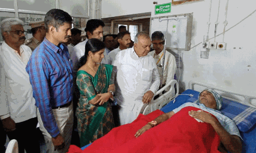 ക​ർ​ണാ​ട​ക സ​ർ​ക്കാ​ർ മ​ർ​ദ​ന​മേ​റ്റ ക​ണ്ട​ക്ട​ർ​ക്കൊ​പ്പ​മു​ണ്ട് -ഗ​താ​ഗ​ത, ആ​ഭ്യ​ന്ത​ര മ​ന്ത്രി​മാ​ർ