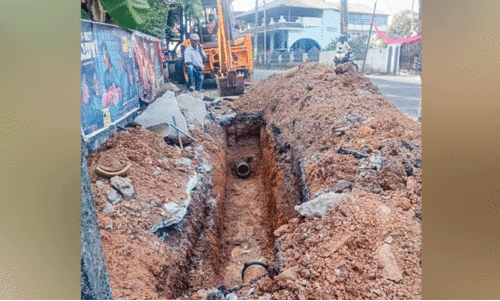 മൂവാറ്റുപുഴയിൽ പൈപ്പ് പൊട്ടി ജല വിതരണം മുടങ്ങിയിട്ട് മൂന്നു ദിവസം