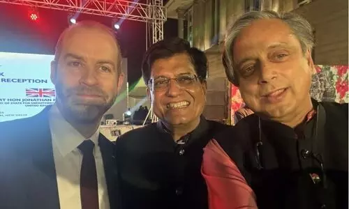 കോൺഗ്രസുമായുള്ള ഭിന്നതക്കിടെ കേന്ദ്രമന്ത്രിക്കൊപ്പം സെൽഫി; തരൂർ പങ്കുവെച്ച ചിത്രം പുതിയ വിവാദമാകുമോ?