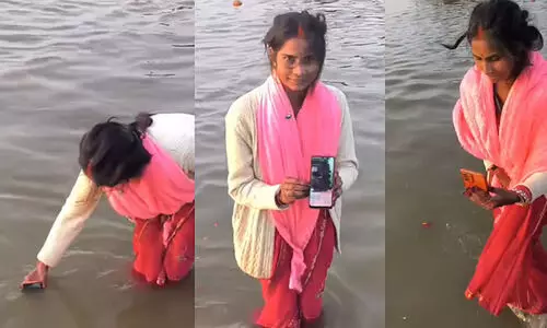 ഭർത്താവിന് കുംഭമേളയിൽ പങ്കെടുക്കാനായില്ല; വിഡിയോ കോൾ ചെയ്ത് വെള്ളത്തിൽ മുക്കി, വൈറലായി വെർച്വൽ സ്നാനം