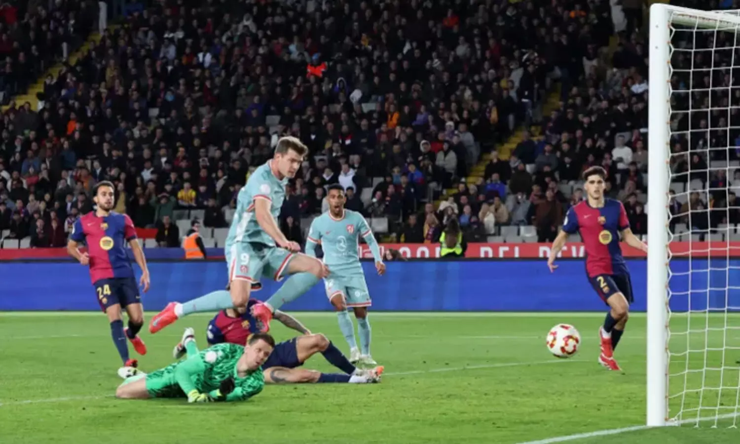 ഇൻജുറി ഗോളിൽ കളി തിരിച്ചു! ബാഴ്സ-അത്ലറ്റികോ പോരാട്ടത്തിന് ക്ലാസിക് സമനില