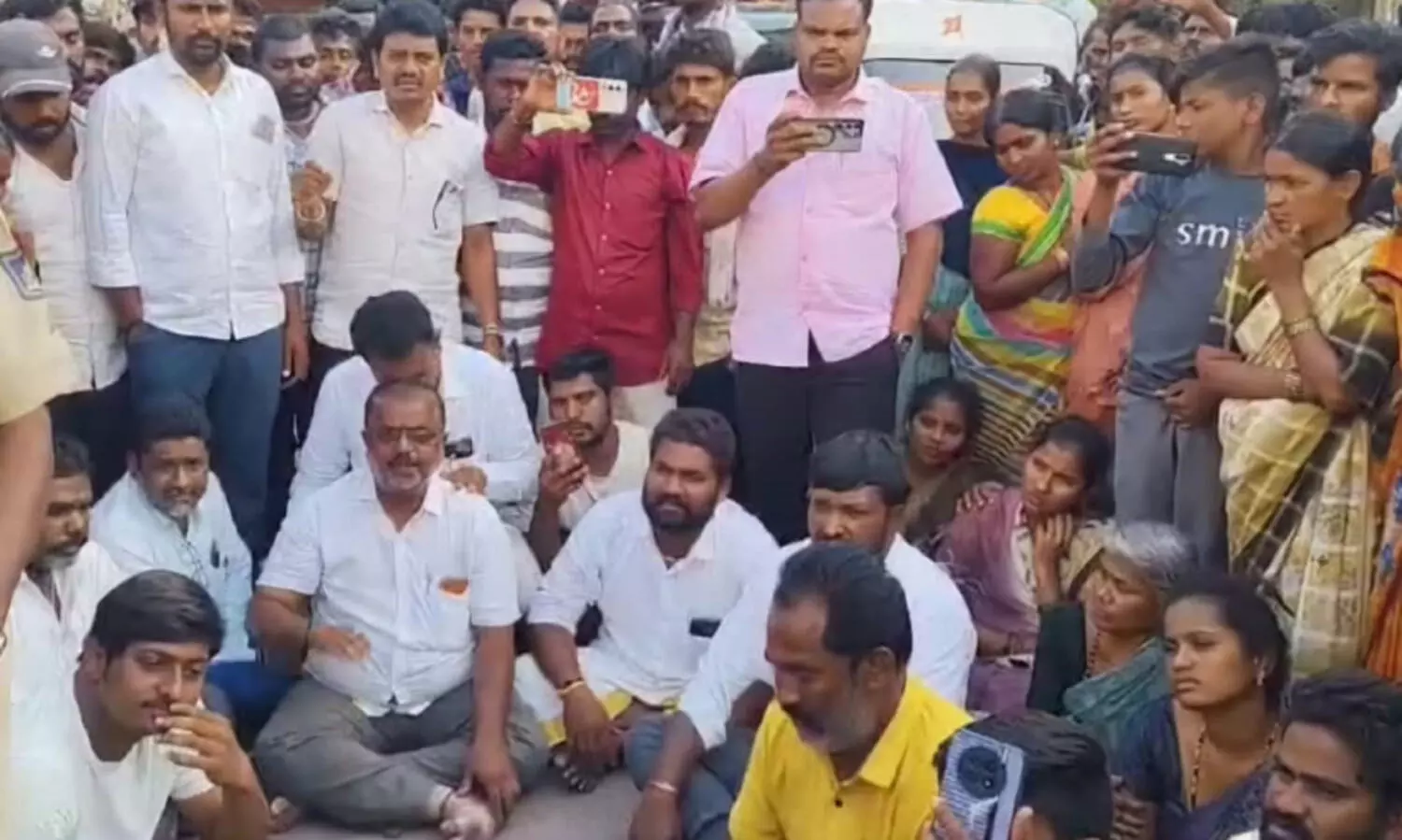 ചി​കി​ത്സ കി​ട്ടാ​തെ ശി​ശു മ​രി​ച്ചു; പ്ര​തി​ഷേ​ധ​വു​മാ​യി ര​ക്ഷി​താ​ക്ക​ൾ