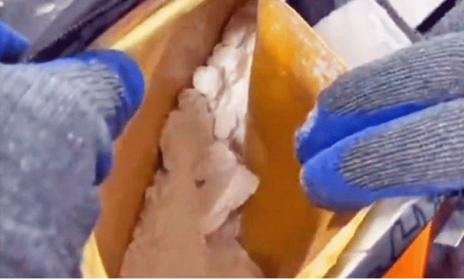 പാ​ർ​സ​ലാ​യി സ്കൂ​ൾ ബാ​ഗു​ക​ളി​ൽ ക​ട​ത്തി​യ 1,046 കി​ലോ​ഗ്രാം കൊ​ക്കെ​യ്ൻ പി​ടി​കൂ​ടി