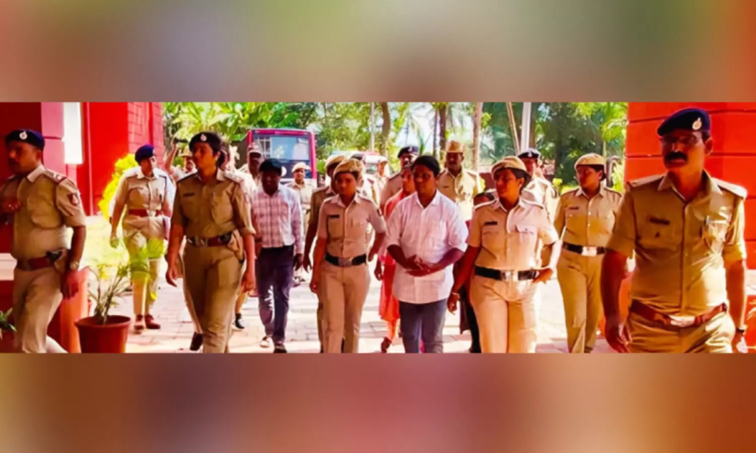 കീ​ഴ​ട​ങ്ങി​യ മാ​വോ​വാ​ദി​ക​ളെ കോ​ട​തി പൊ​ലീ​സ് ക​സ്റ്റ​ഡി​യി​ൽ വി​ട്ടു