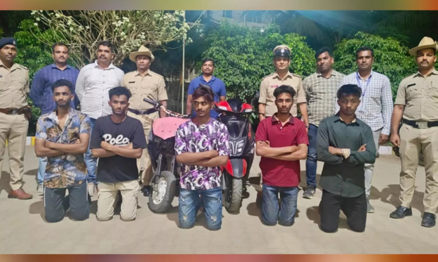 ന​ഗ​ര​ത്തി​ൽ അ​ർ​ധ​രാ​ത്രി ആ​യു​ധ​ങ്ങ​ൾ വീ​ശി വാ​ഹ​ന​മോ​ടി​ച്ച യു​വാ​ക്ക​ൾ അ​റ​സ്റ്റി​ൽ