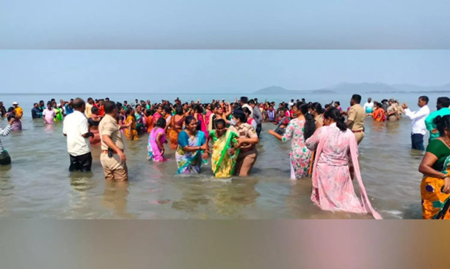 വാ​ണി​ജ്യ തു​റ​മു​ഖം; ആ​ത്മ​ഹ​ത്യ ഭീ​ഷ​ണി; പോ​ർ​മു​ഖം