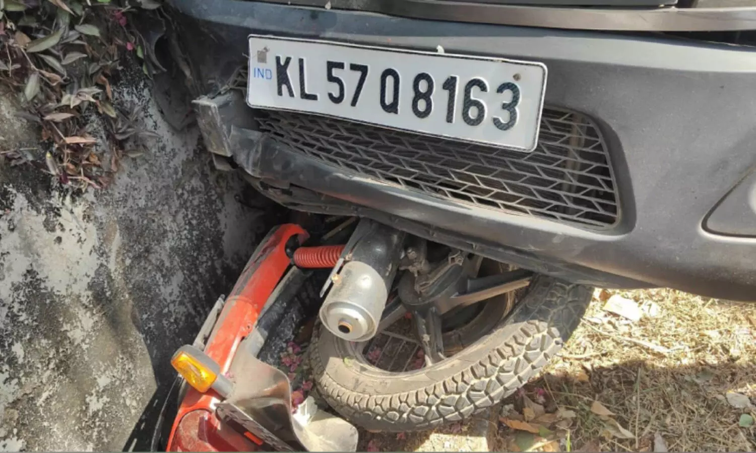 ബൈ​ക്കും കാ​റും കൂ​ട്ടി​യി​ടി​ച്ച് മൂ​ന്നു പേ​ർ​ക്ക് പ​രി​ക്ക്