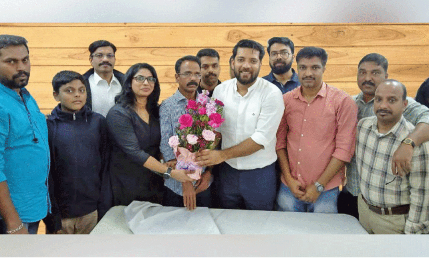 നൗ​ക ബ​ഹ്‌​റൈ​ൻ ഷാ​ഫി പ​റ​മ്പി​ൽ എം.​പി​ക്ക് നി​വേ​ദ​നം ന​ൽ​കി