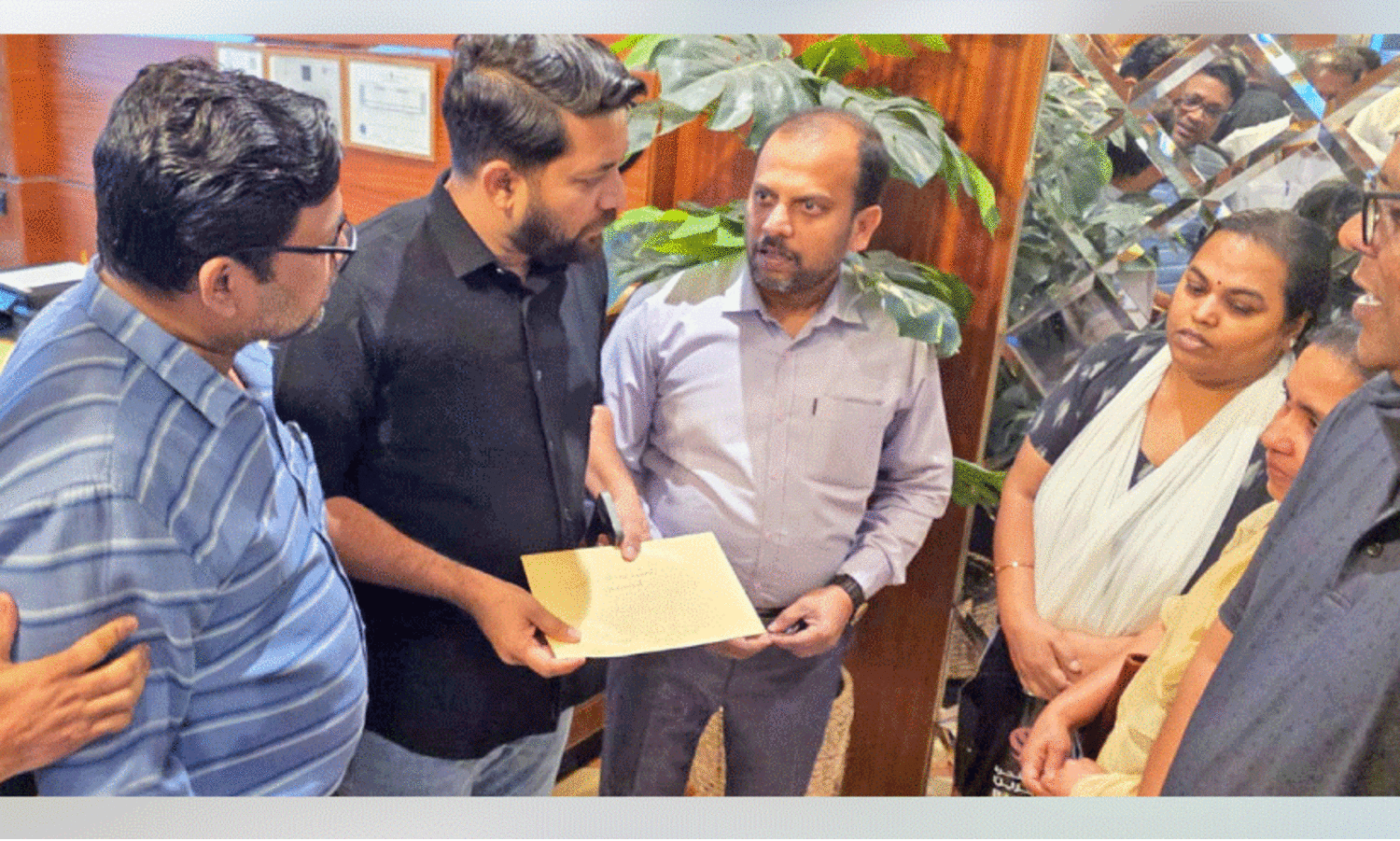 പ​ലി​ശ ചൂ​ഷ​ണ​ങ്ങ​ൾ​ക്കെ​തി​രെ ഇ​ട​പെ​ടും - ഷാ​ഫി പ​റ​മ്പി​ൽ എം.​പി