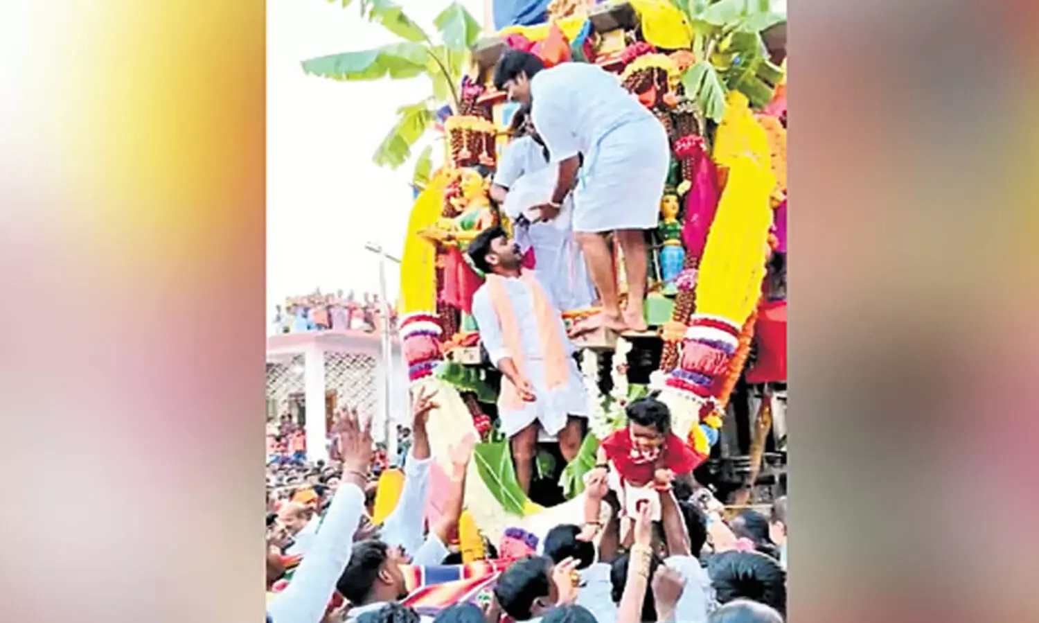 പിഞ്ചുകുഞ്ഞുങ്ങളെ വലിച്ചെറിഞ്ഞ് പുരോഹിതന്മാർ, പിടിക്കാൻ പുതപ്പുമായി ഭക്തർ; ആരോഗ്യവും ഭാഗ്യവും കൈവരാൻ വിചിത്ര ആചാരം