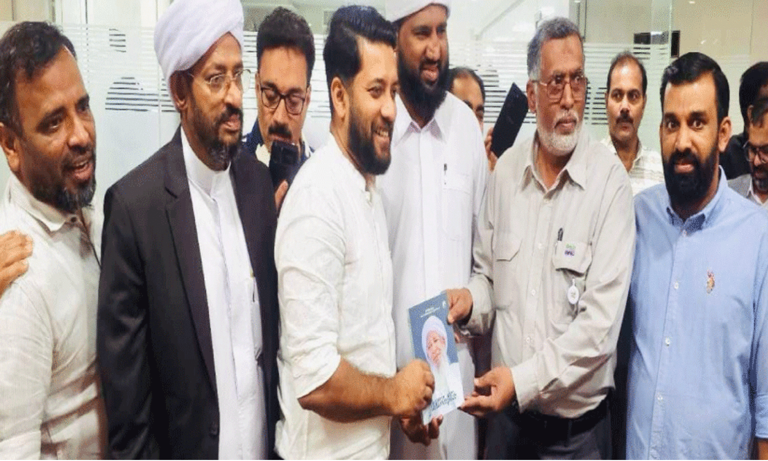 ഐ.​സി.​എ​ഫ് ഭാ​ര​വാ​ഹി​ക​ൾ ഷാ​ഫി പ​റ​മ്പി​ൽ എം.​പി​യെ സ​ന്ദ​ർ​ശി​ച്ചു