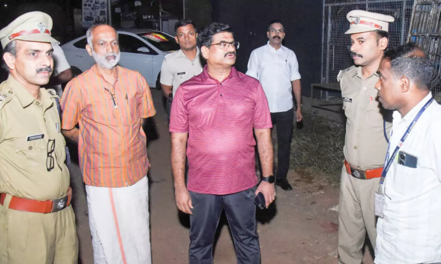 മാലിന്യം വലിച്ചെറിയുന്നവരെ പിടികൂടാന്‍ കലക്ടര്‍ നേരിട്ടിറങ്ങി