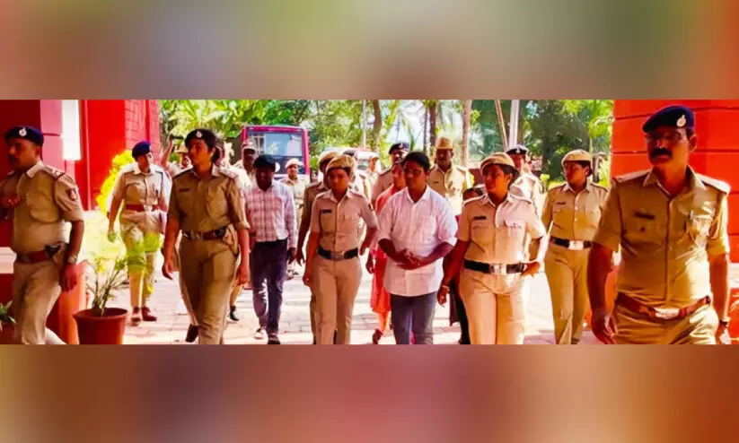 കീ​ഴ​ട​ങ്ങി​യ മാ​വോ​വാ​ദി​ക​ളെ കോ​ട​തി പൊ​ലീ​സ് ക​സ്റ്റ​ഡി​യി​ൽ വി​ട്ടു