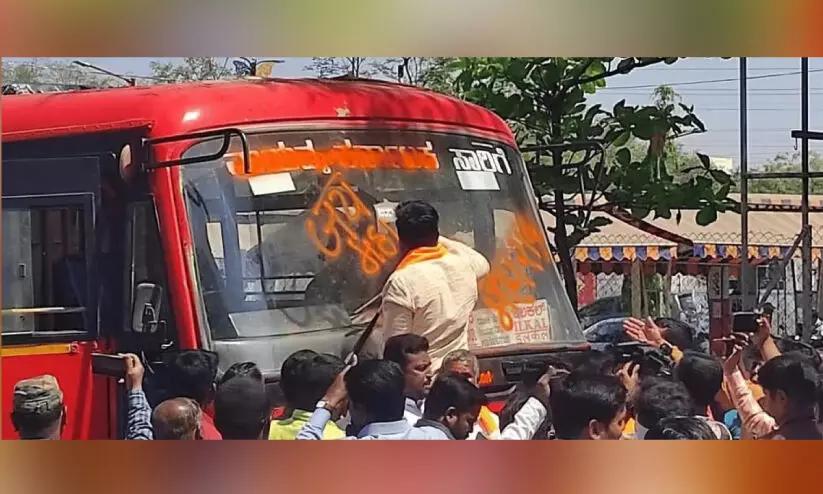 മ​റാ​ത്തി ഭാ​ഷ​ക്കാ​ർ ക​ന്ന​ട ഡ്രൈ​വ​റു​ടെ മു​ഖ​ത്ത് കാ​വി​പൂ​ശി