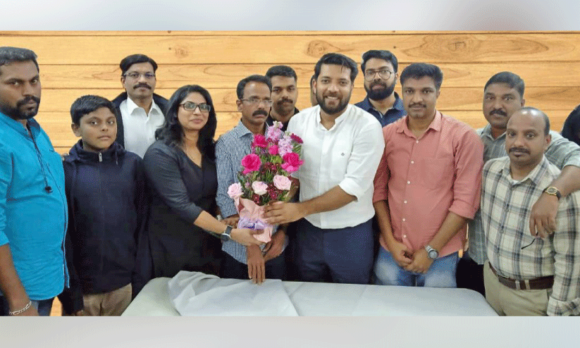 നൗ​ക ബ​ഹ്‌​റൈ​ൻ ഷാ​ഫി പ​റ​മ്പി​ൽ എം.​പി​ക്ക് നി​വേ​ദ​നം ന​ൽ​കി