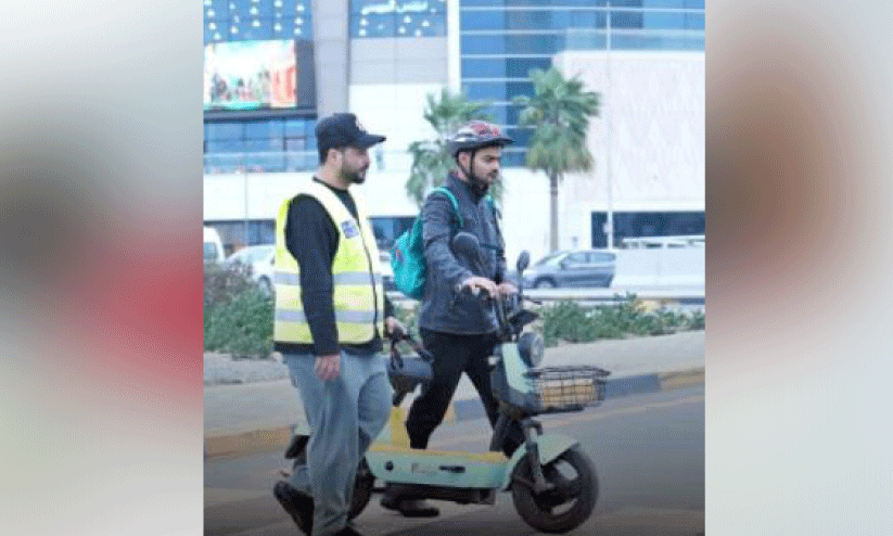 നി​രോ​ധി​ത പ്ര​ദേ​ശ​ങ്ങ​ളി​ൽ ഇ​റ​ക്കി​യ ഇ​ല​ക്ട്രി​ക് സ്കൂ​ട്ട​റു​ക​ൾ പി​ടി​ച്ചെ​ടു​ത്തു