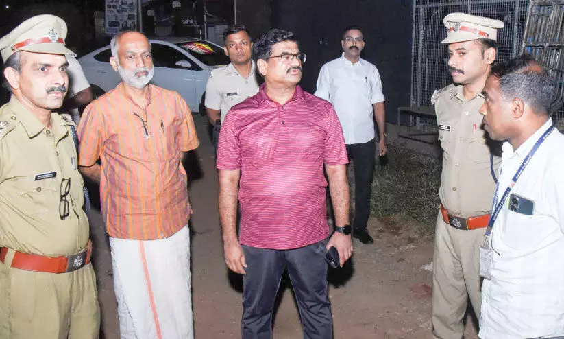 മാലിന്യം വലിച്ചെറിയുന്നവരെ പിടികൂടാന്‍ കലക്ടര്‍ നേരിട്ടിറങ്ങി