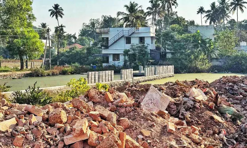 നോക്കുകുത്തിയായി റവന്യൂ അധികൃതർ ; ഇടക്കൊച്ചിയിൽ ഭൂമാഫിയ തണ്ണീർതടം നികത്തുന്നു