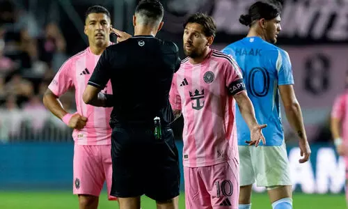 എതിർ ടീം കോച്ചിന്‍റെ കഴുത്തിന് പിടിച്ചു; മെസ്സിക്ക് ‘പണി കിട്ടി’! സുവാരസിനും പിഴ -വിഡിയോ