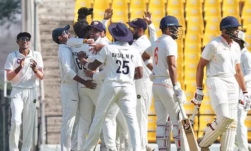 24 റൺസിനിടെ വിദർഭക്ക് മൂന്നു വിക്കറ്റുകൾ നഷ്ടം; രഞ്ജി ഫൈനലിൽ കേരളത്തിന് മിന്നുന്ന തുടക്കം 24 റൺസിനിടെ വിദർഭക്ക് മൂന്നു വിക്കറ്റുകൾ നഷ്ടം; രഞ്ജി ഫൈനലിൽ കേരളത്തിന് മിന്നുന്ന തുടക്കം