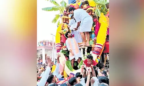 പിഞ്ചുകുഞ്ഞുങ്ങളെ വലിച്ചെറിഞ്ഞ് പുരോഹിതന്മാർ, പിടിക്കാൻ പുതപ്പുമായി ഭക്തർ; ആരോഗ്യവും ഭാഗ്യവും കൈവരാൻ വിചിത്ര ആചാരം