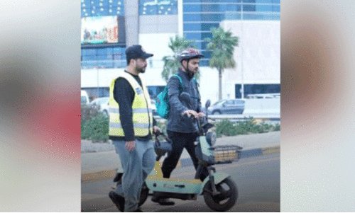 നി​രോ​ധി​ത പ്ര​ദേ​ശ​ങ്ങ​ളി​ൽ ഇ​റ​ക്കി​യ ഇ​ല​ക്ട്രി​ക് സ്കൂ​ട്ട​റു​ക​ൾ പി​ടി​ച്ചെ​ടു​ത്തു