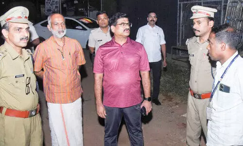 മാലിന്യം വലിച്ചെറിയുന്നവരെ പിടികൂടാന്‍ കലക്ടര്‍ നേരിട്ടിറങ്ങി