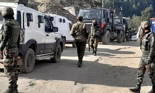 ജമ്മു കശ്മീരിൽ സൈനിക വാഹനത്തിന് നേരെ വെടിവെപ്പ്