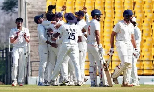 വിദർഭയെ തകർച്ചയിൽനിന്ന് കരകയറ്റി ഡാനിഷും കരുണും; ആദ്യദിനം വീണത് നാല് വിക്കറ്റ് വിദർഭയെ തകർച്ചയിൽനിന്ന് കരകയറ്റി ഡാനിഷും കരുണും; ആദ്യദിനം വീണത് നാല് വിക്കറ്റ്