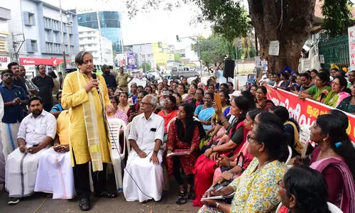 ആശാവർക്കേഴ്‌സിന് സുരക്ഷ നൽകേണ്ടത് സർക്കാരിന്റെ ഉത്തരവാദിത്തമാണ്-ഡോ.ശശി തരൂർ