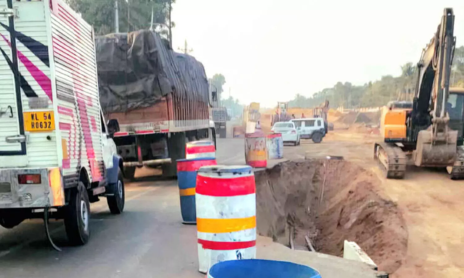 സു​ര​ക്ഷ​യൊ​രു​ക്കാ​തെ ദേ​ശീ​യ​പാ​ത നി​ർ​മാ​ണം