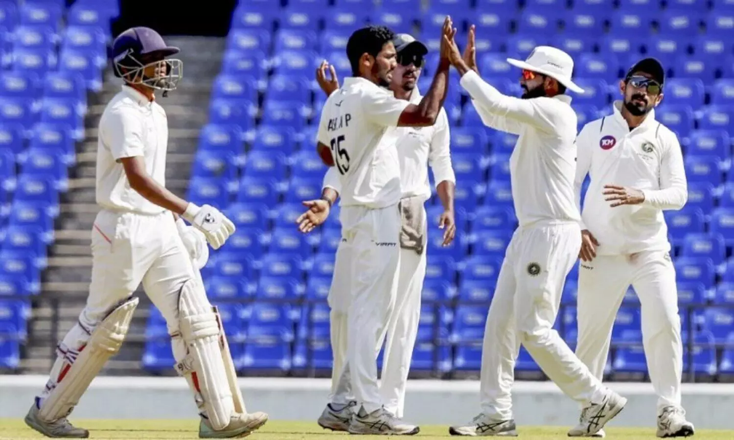 റൺ ബേബി റൺ; ര​ഞ്ജി ട്രോ​ഫി ഫൈ​ന​ൽ ആ​വേ​ശ​ത്തി​ലേ​ക്ക്