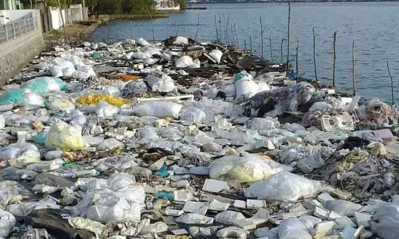 വേമ്പനാട് കായലിലേക്ക് മാലിന്യംതള്ളൽ; 215 സ്ഥാപനങ്ങൾക്ക് നോട്ടീസ് വേമ്പനാട് കായലിലേക്ക് മാലിന്യംതള്ളൽ; 215 സ്ഥാപനങ്ങൾക്ക് നോട്ടീസ്