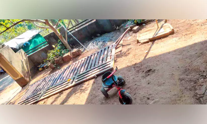 ചാ​ലി​യാ​ർ മ​ണ്ണു​പ്പാ​ട​ത്ത് കാ​ട്ടാ​ന​ക്കൂ​ട്ടം വീ​ടി​ന്റെ ഗേ​റ്റ് ത​ക​ർ​ത്തു