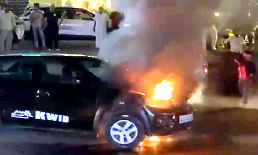 ഓ​ടി​ക്കൊ​ണ്ടി​രു​ന്ന കാ​റി​ന് തീ​പി​ടി​ച്ചു