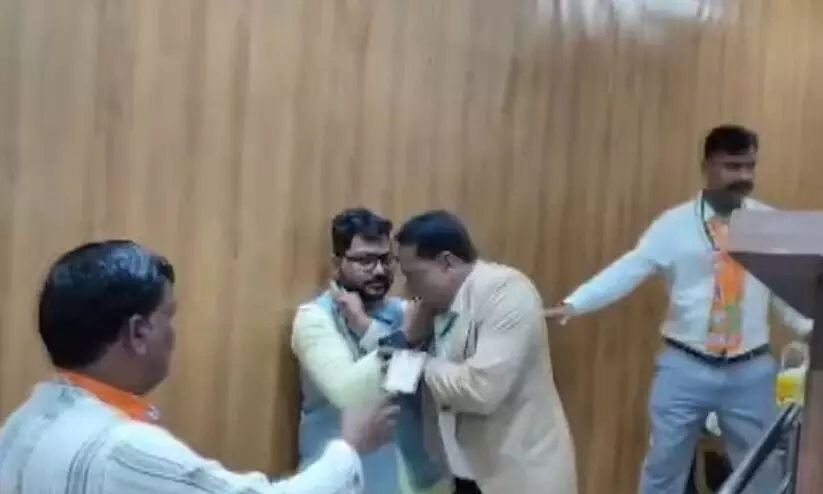 വേദിയിൽ കയറുന്നതിനെച്ചൊല്ലി തർക്കം, കൈയാങ്കളി; ബി.ജെ.പി ന്യൂനപക്ഷ മോർച്ച യോഗത്തിൽ സംഘർഷം; പ്രവർത്തകർക്ക് പരിക്ക്- VIDEO