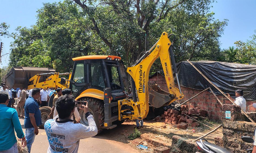 റാണെമാരുടെ കൊങ്കണിലും ‘ബുൾഡോസർ രാജ് ’ | Shop demolished in Maharashtra ...
