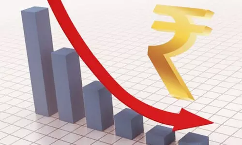 ഡോളറിനെതിരെ രൂപയുടെ മൂല്യം കുറയുന്നത് തുടരുന്നു; ഇന്ന് ഇടിഞ്ഞത് 14 ​പൈസ