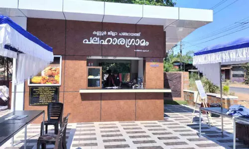 മേൽക്കൂരയില്ല, പലഹാര ഗ്രാമത്തിൽ അതിഥികൾ വിയർക്കുന്നു മേൽക്കൂരയില്ല, പലഹാര ഗ്രാമത്തിൽ അതിഥികൾ വിയർക്കുന്നു