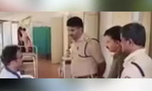 കാർ നിർത്തിയില്ലെന്ന് ആരോപിച്ച് റിട്ട. പ്രഫസർക്ക് മർദനം; പാലോട് റെയ്ഞ്ച് ഓഫിസർക്കെതിരെ കേസ് കാർ നിർത്തിയില്ലെന്ന് ആരോപിച്ച് റിട്ട. പ്രഫസർക്ക് മർദനം; പാലോട് റെയ്ഞ്ച് ഓഫിസർക്കെതിരെ കേസ്