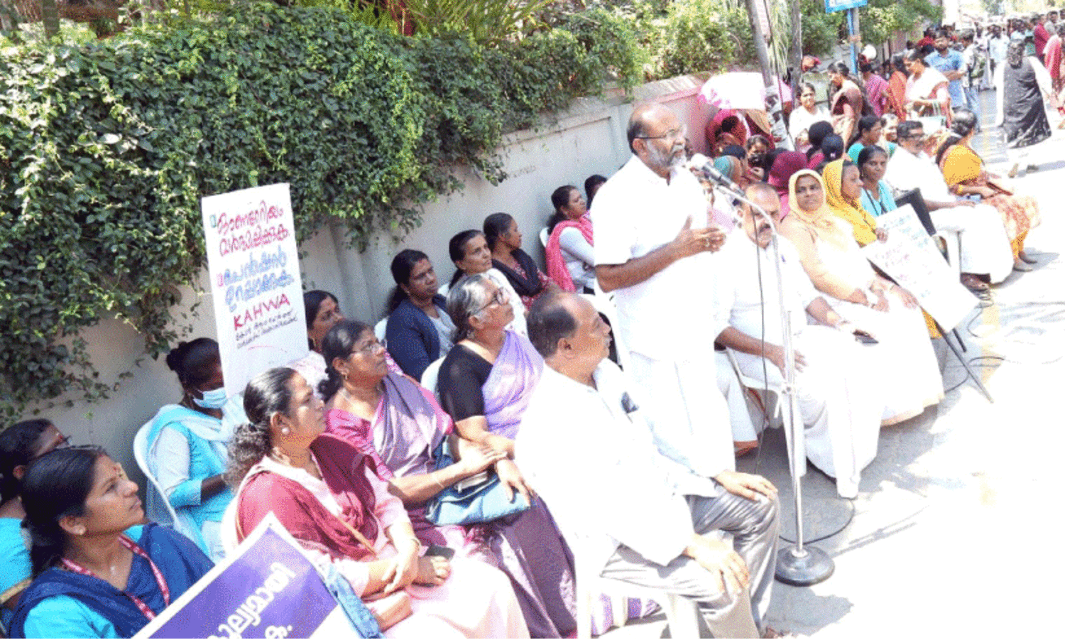 സി.ഐ.ടി.യു ഭീഷണിയിലും പതറിയില്ല; കലക്ടറേറ്റിന്​ മുന്നിൽ ആശമാരുടെ പ്രതിഷേധമിരമ്പി