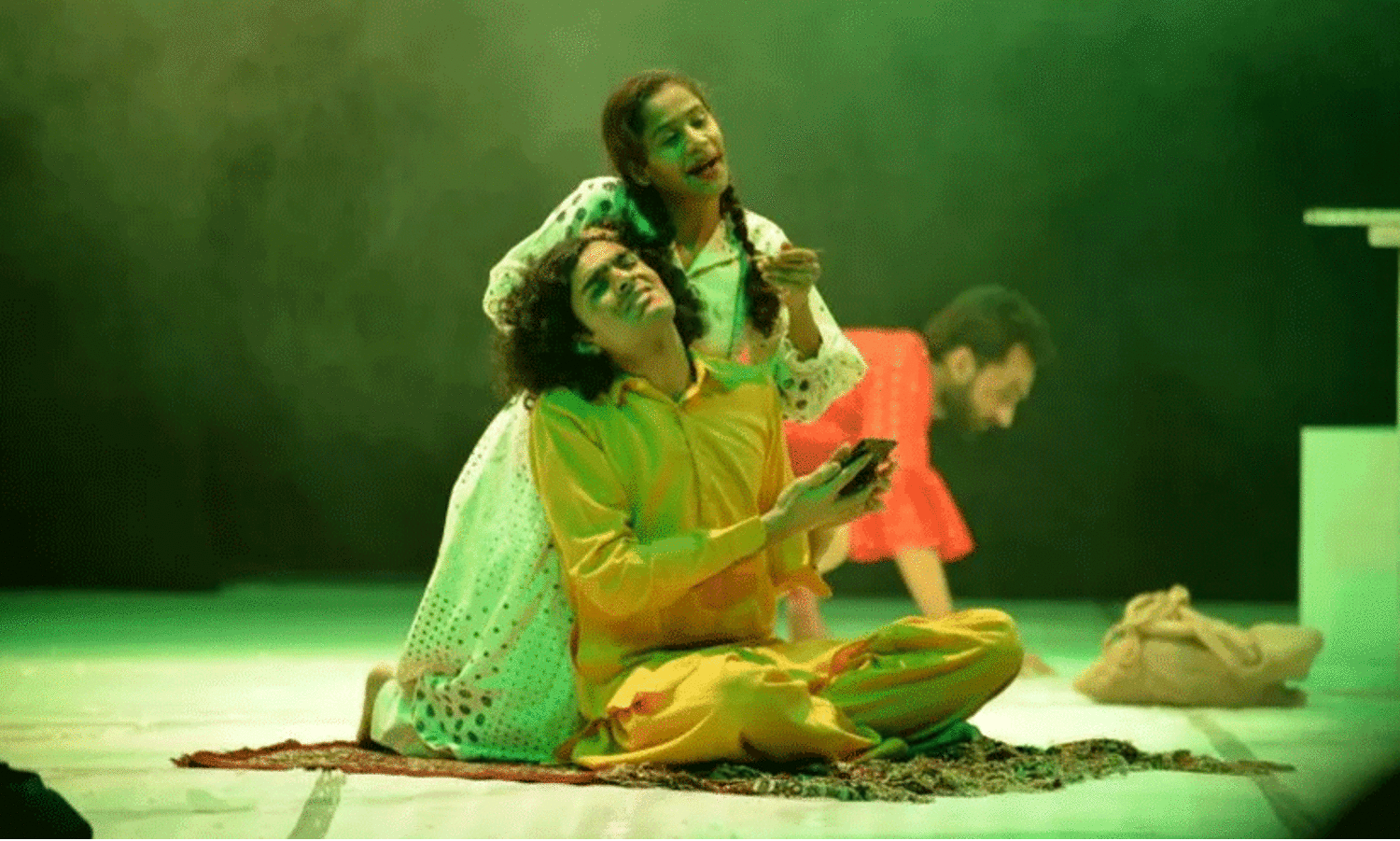 കാ​ണി​ക​ൾ ചോ​ദി​ക്കു​ന്നു, ഇ​ത് അ​ന്താ​രാ​ഷ്ട്ര നാ​ട​കോ​ത്സ​വ​മോ, അ​മ​ച്വ​ർ നാ​ട​ക മ​ത്സ​ര​മോ?